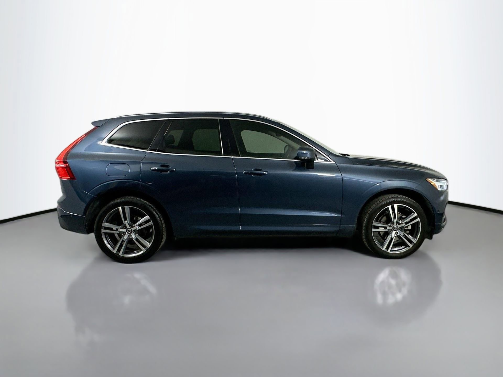 Certified 2018 Volvo XC60 T5 Momentum w/ Convenience Package image 5