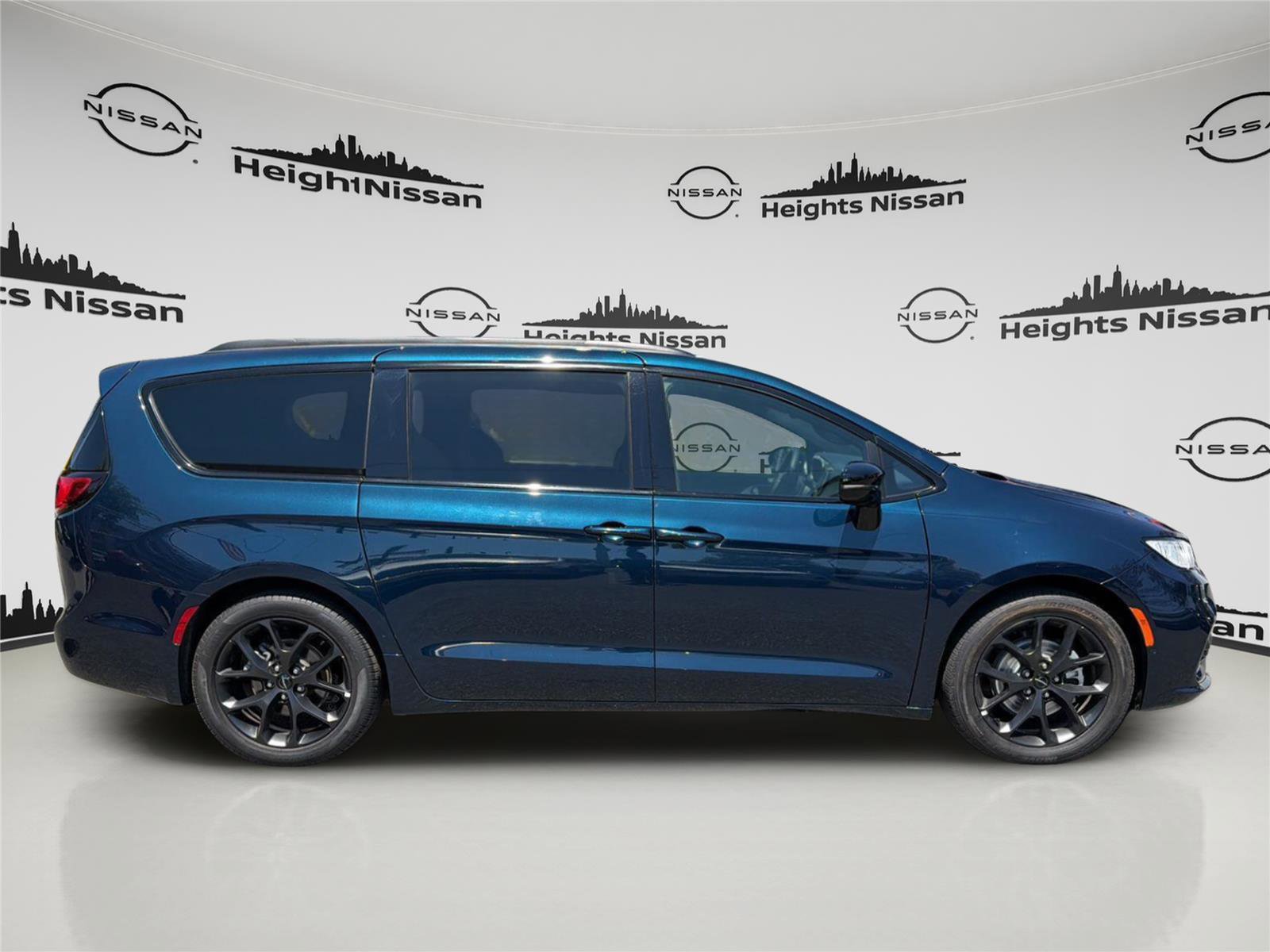 Used 2025 Chrysler Pacifica Limited FWD image 6