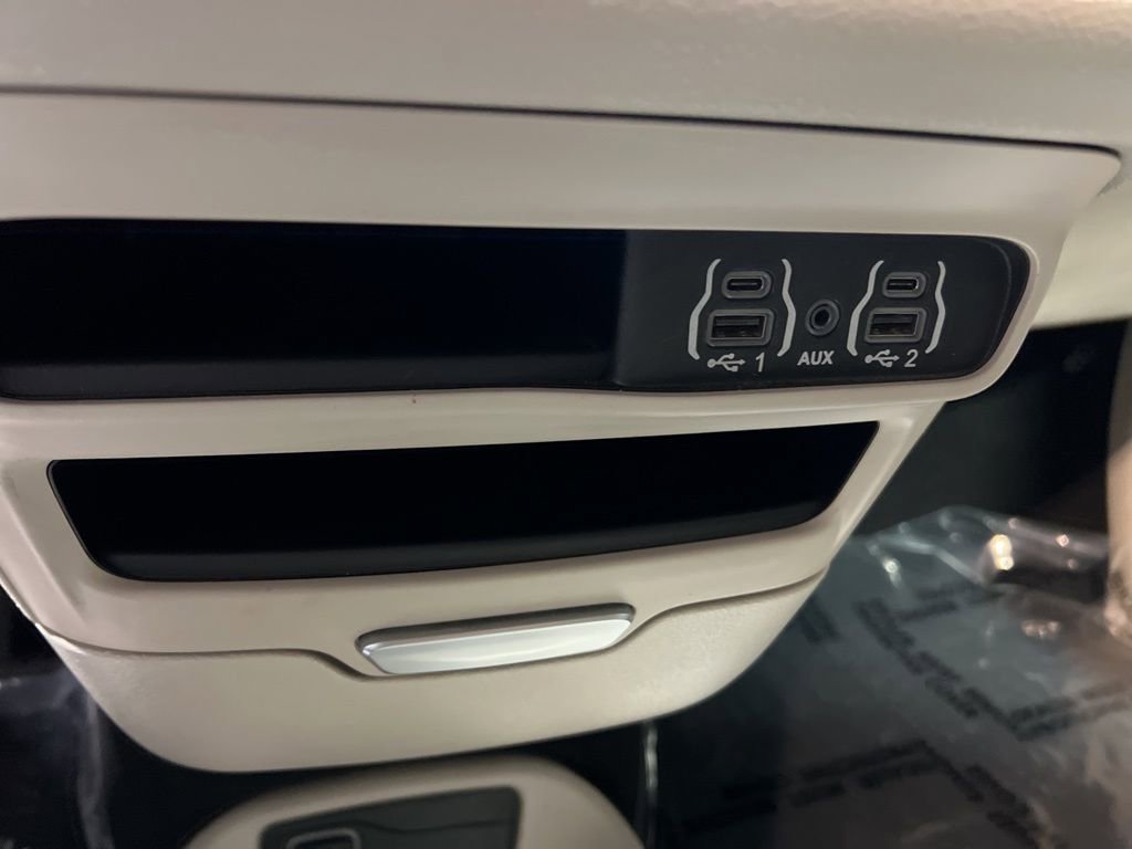 Used 2023 Chrysler Pacifica Touring-L image 25