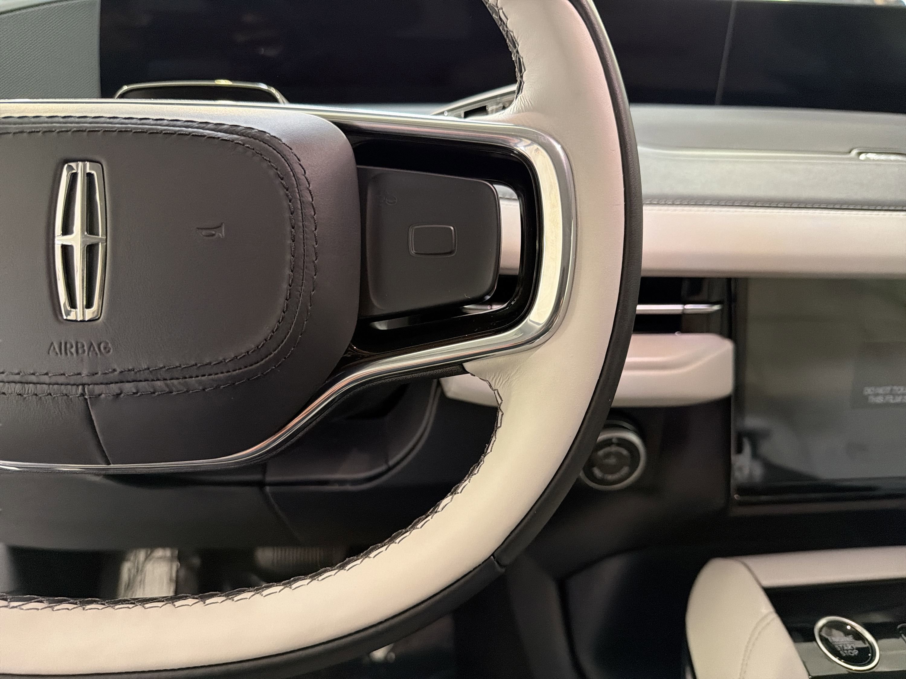 New 2026 Lincoln Navigator Premiere AWD/4WD image 15