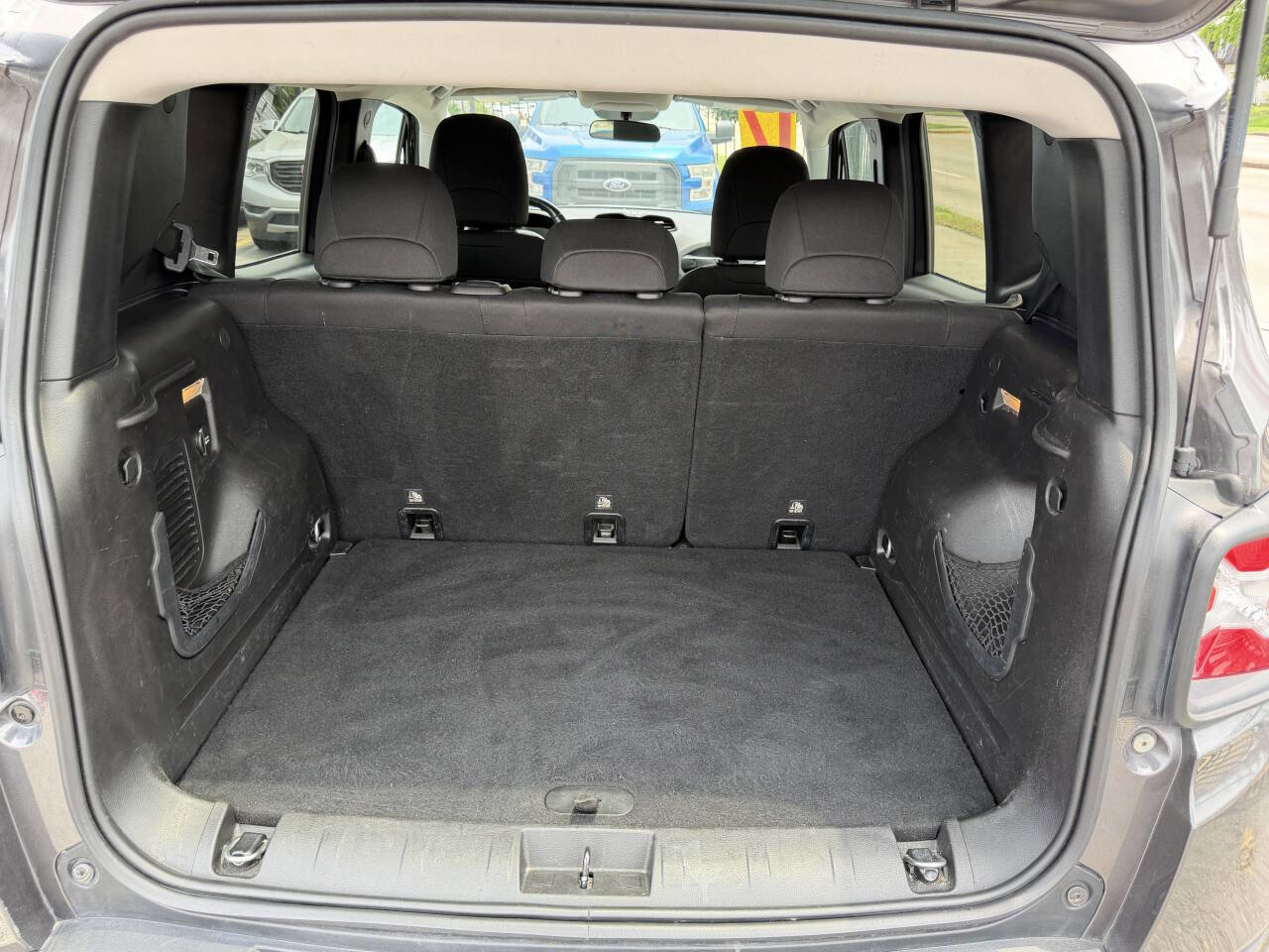 Used 2017 Jeep Renegade Latitude FWD image 23