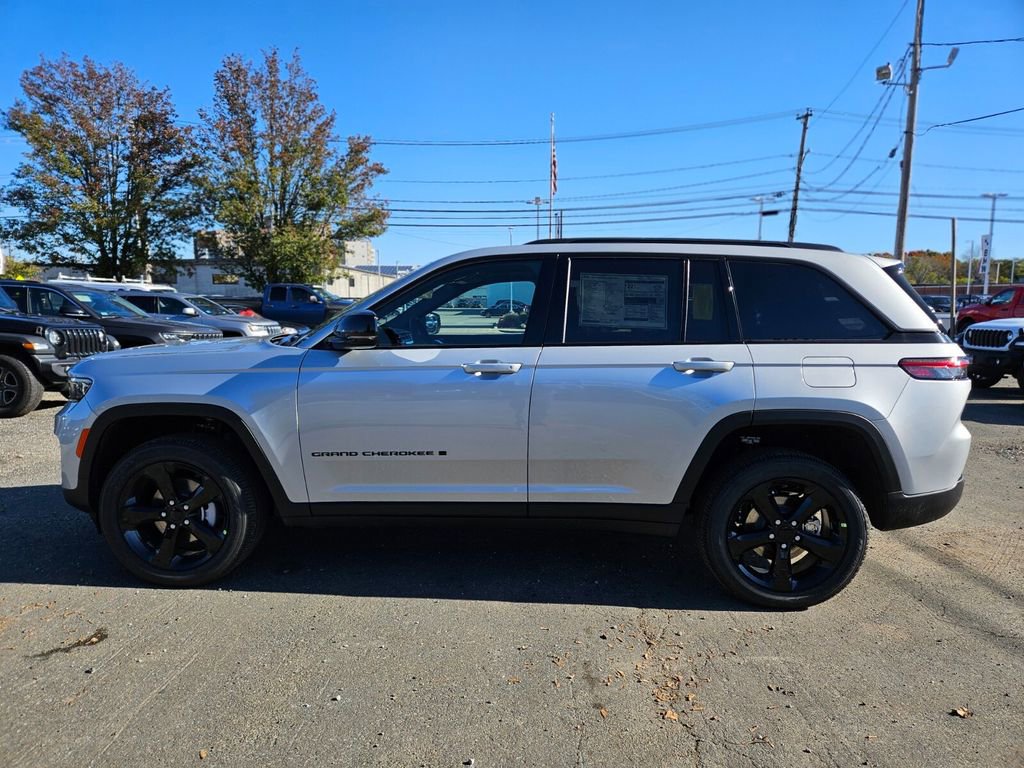 New 2025 Jeep Grand Cherokee Altitude image 2
