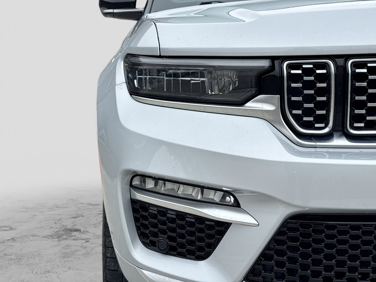 Used 2023 Jeep Grand Cherokee Summit image 10