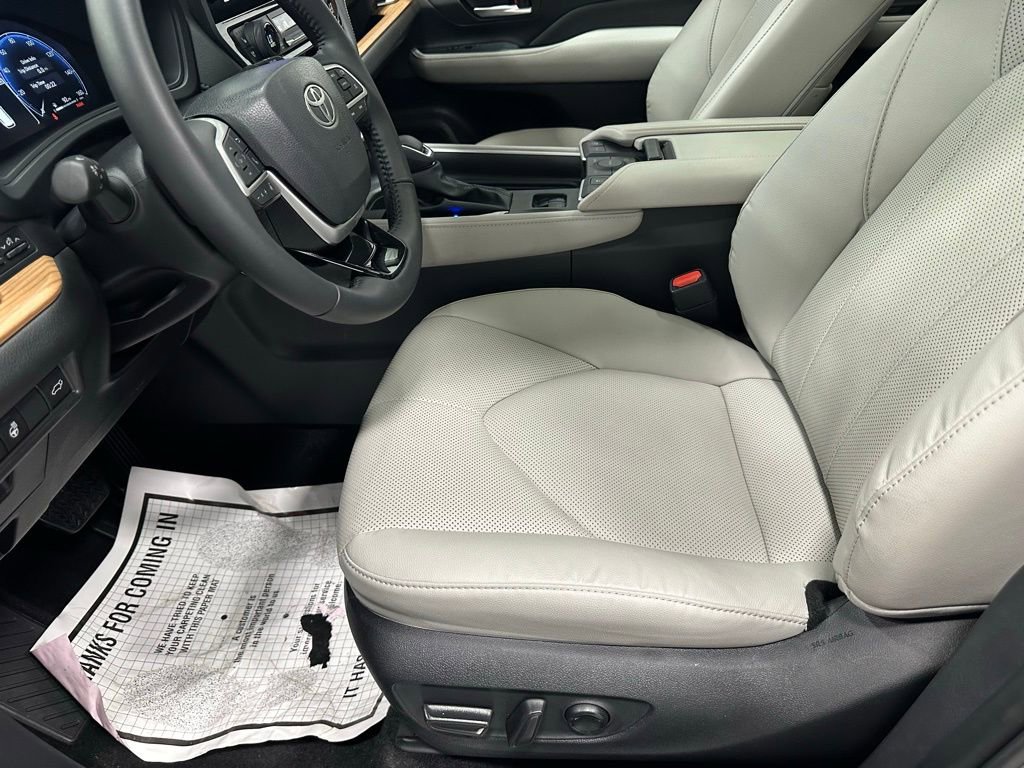 Used 2025 Toyota Grand Highlander AWD image 13