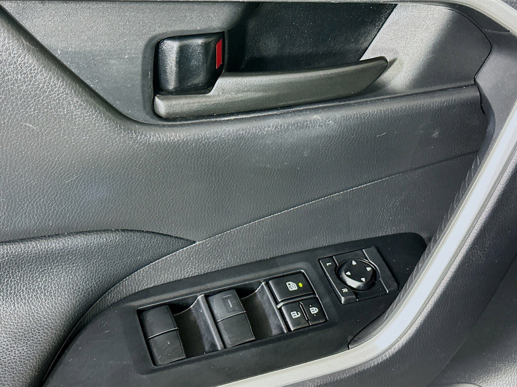 Used 2021 Toyota RAV4 LE FWD image 14