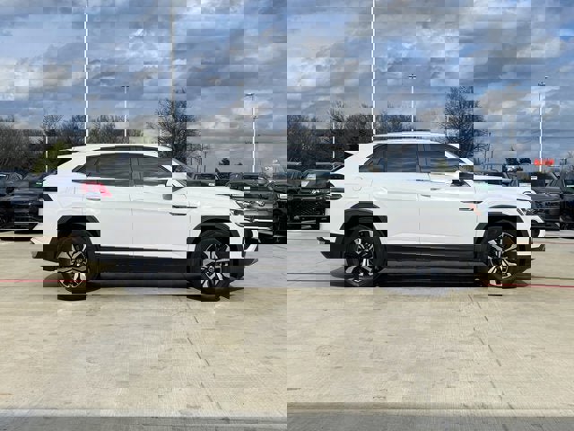 Used 2024 Volkswagen Atlas Cross Sport SE image 7