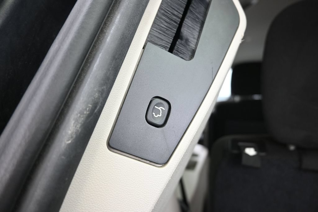 Used 2016 Dodge Grand Caravan SXT FWD image 30