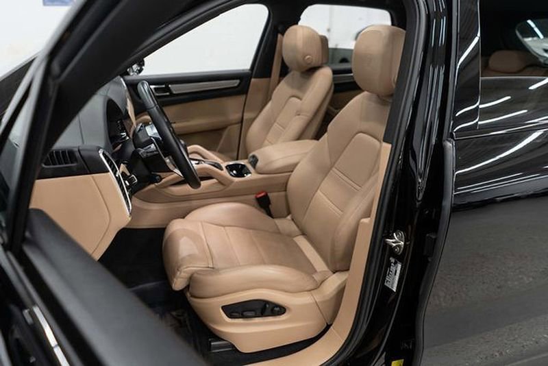 Used 2023 Porsche Cayenne Platinum Edition image 9