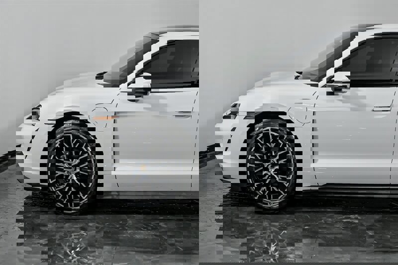 Used 2021 Porsche Taycan image 6