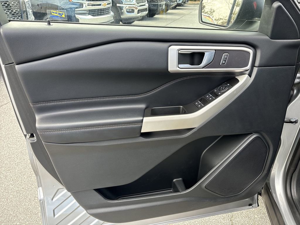 Used 2021 Ford Explorer XLT w/ Equipment Group 202A image 25