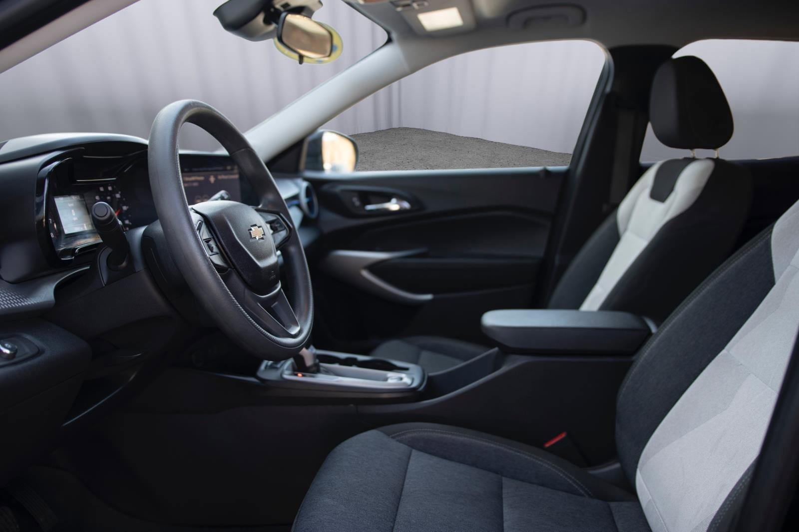 Used 2024 Chevrolet Trax LS w/ LS Convenience Package image 2