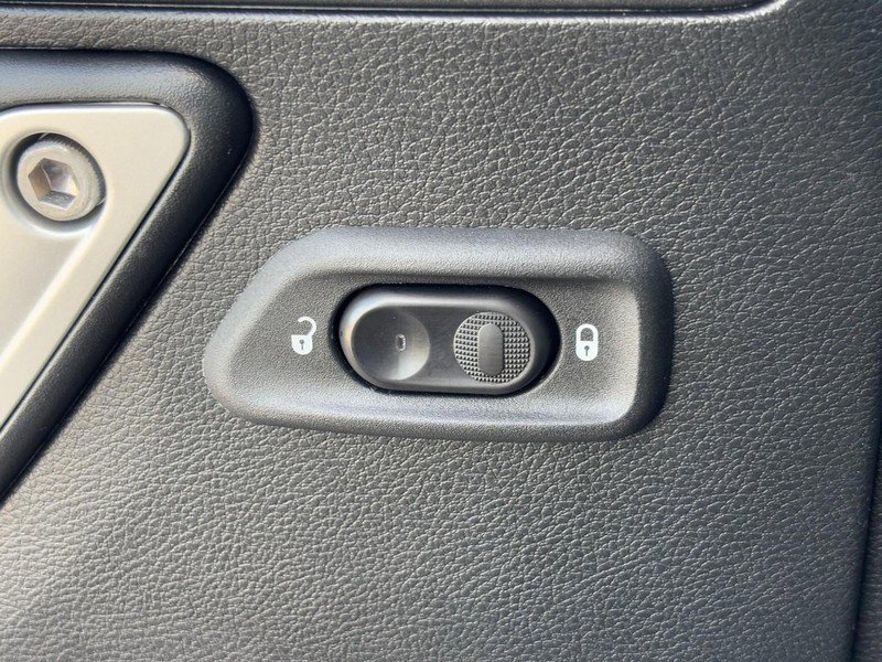 Used 2017 Jeep Wrangler Unlimited Rubicon w/ Connectivity Group image 18