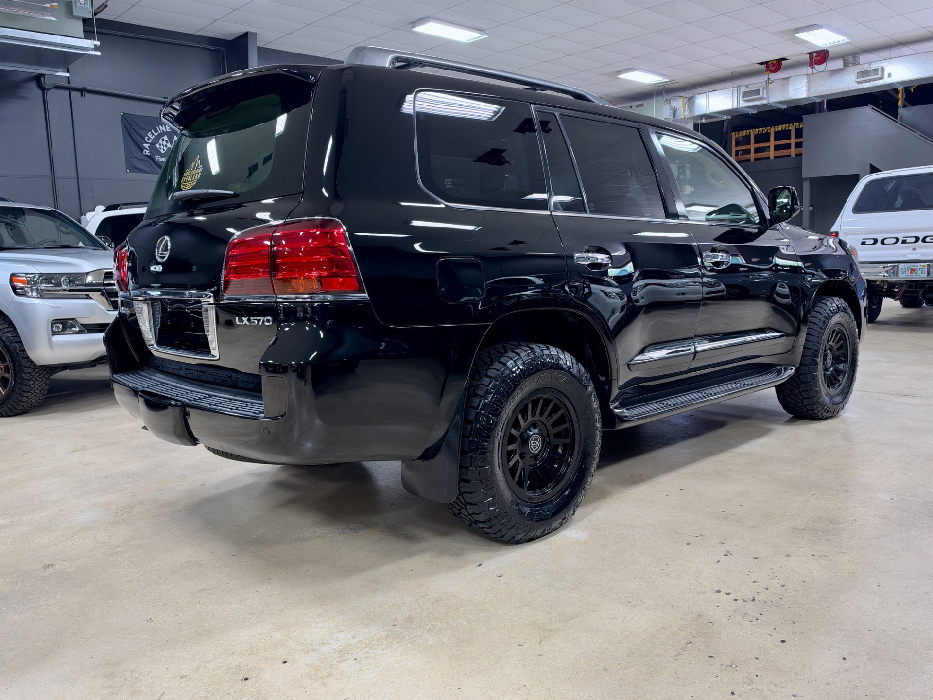 Used 2009 Lexus LX 570 4WD w/ Preferred Accessory Pkg image 8