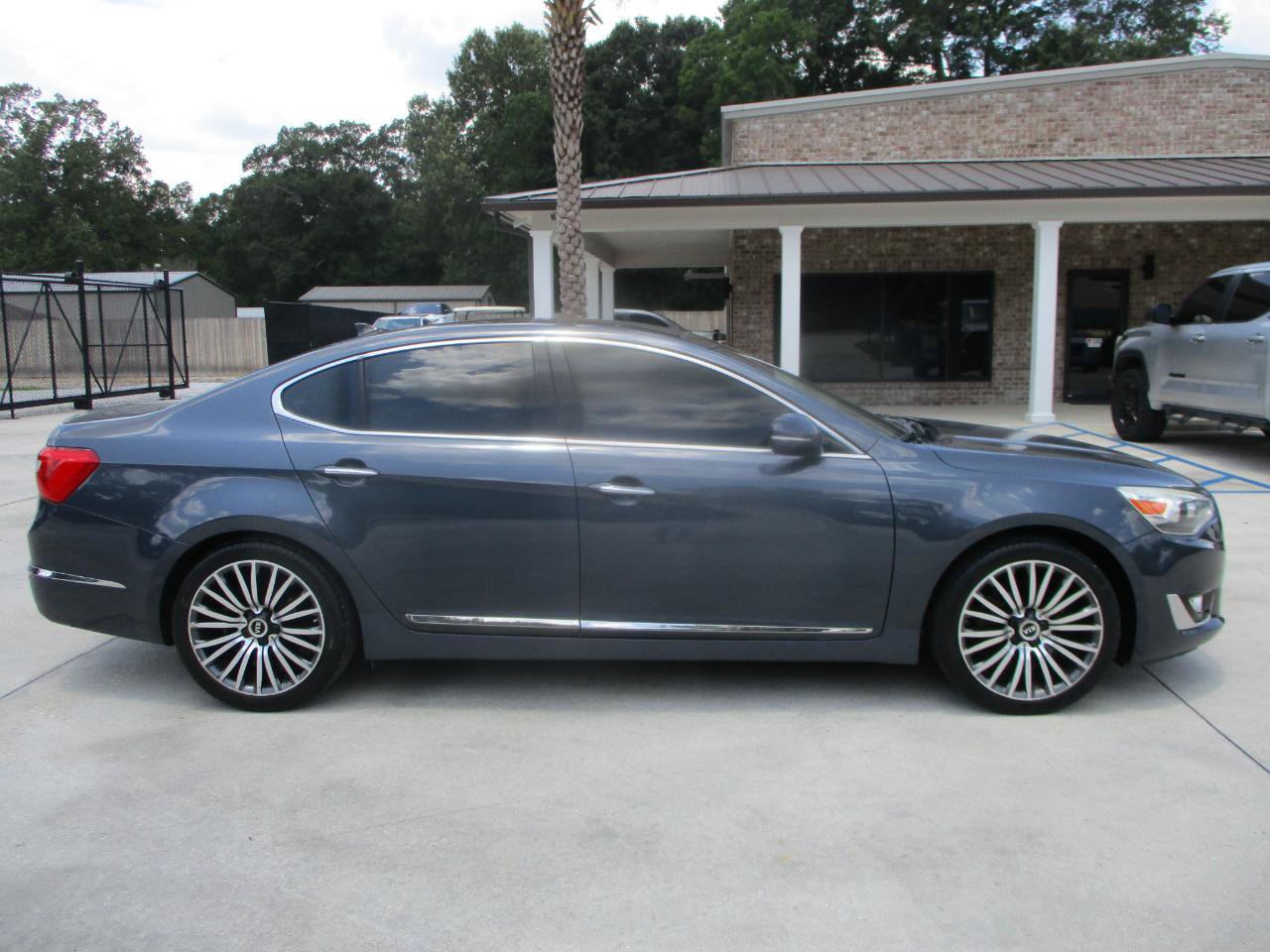 Used 2015 Kia Cadenza Premium w/ Technology Package FWD image 2