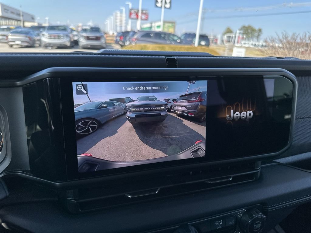 Used 2025 Jeep Gladiator Mojave w/ Convenience Group AWD/4WD image 17