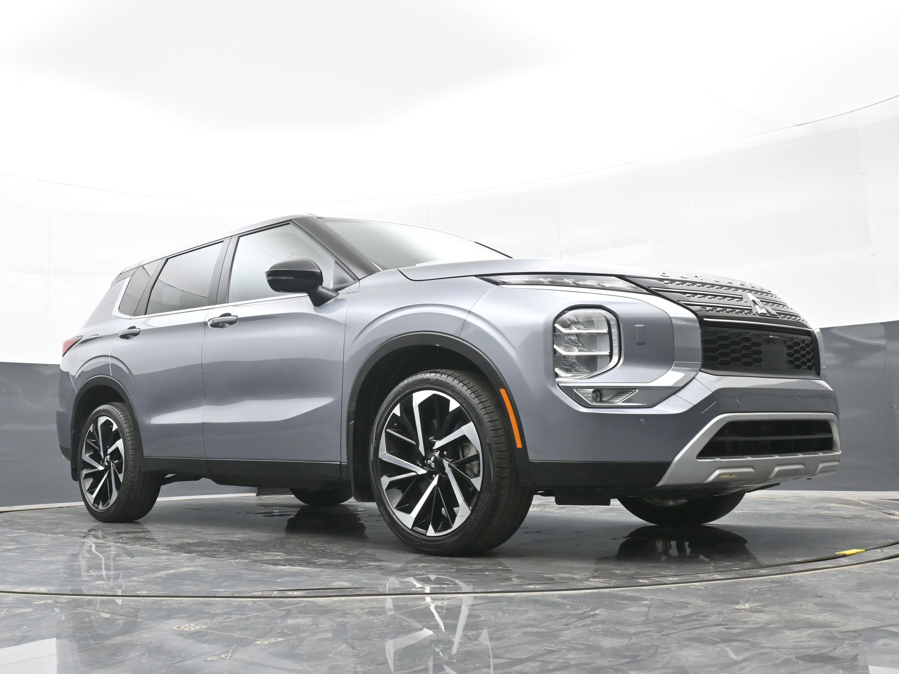 Used 2023 Mitsubishi Outlander SE image 43