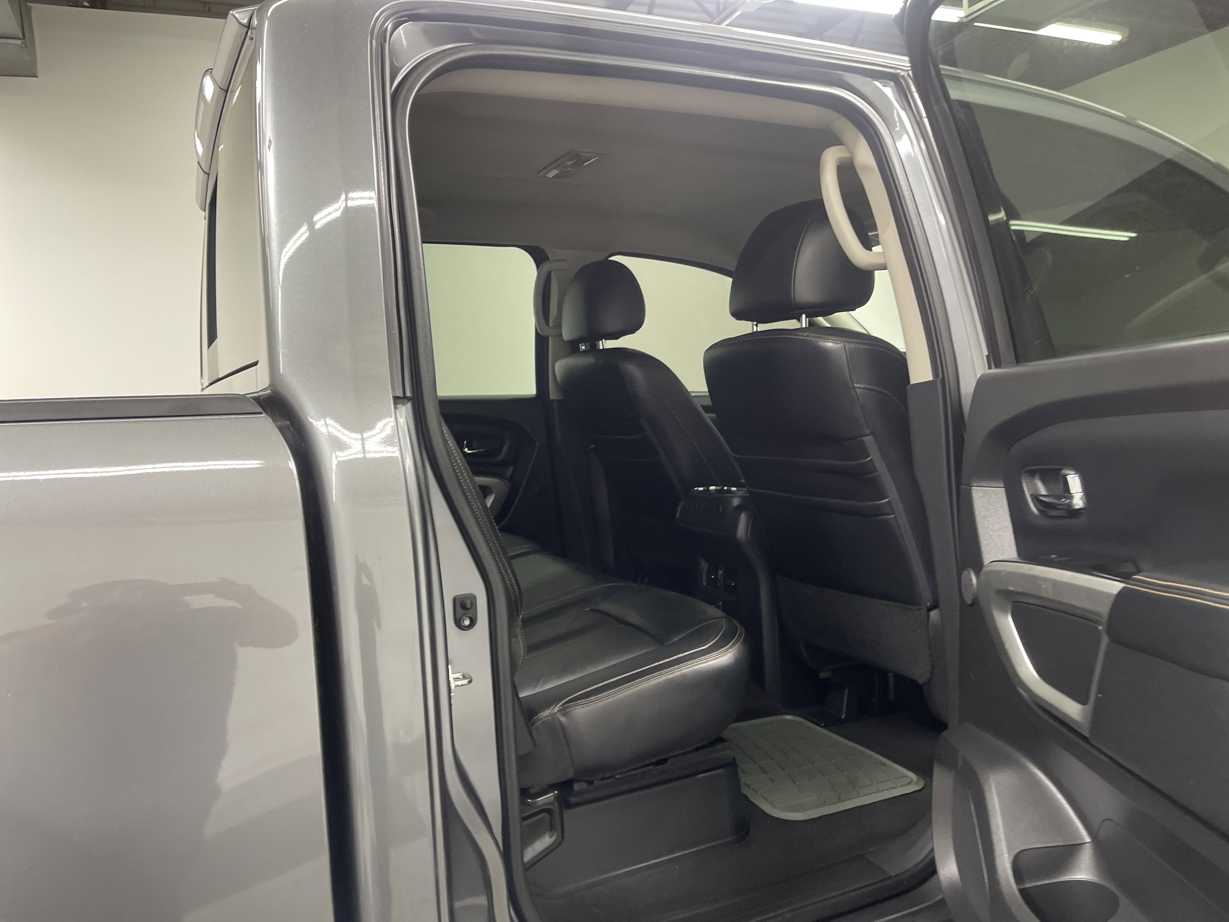 Used 2016 Nissan Titan SL AWD/4WD image 19