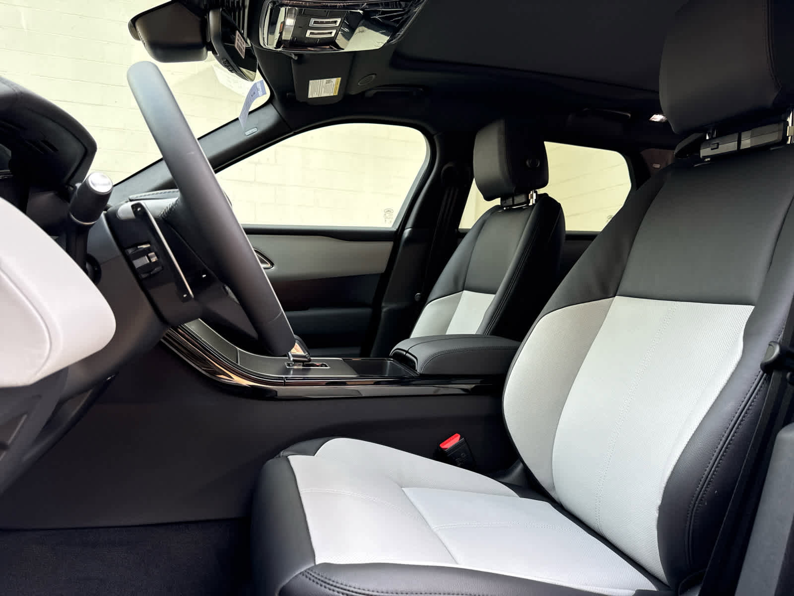 New 2026 Land Rover Range Rover Velar Dynamic SE image 13