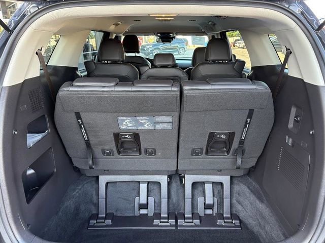 Used 2023 Kia Carnival LX image 34