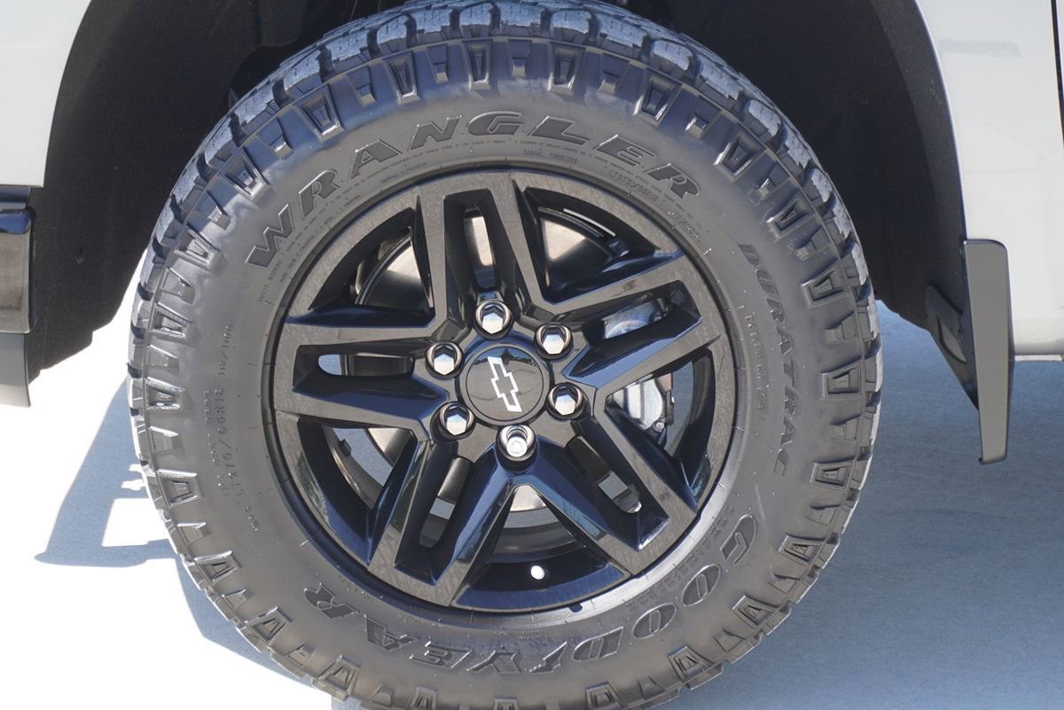 Used 2019 Chevrolet Silverado 1500 Custom Trail Boss w/ Custom Convenience Package AWD/4WD image 4
