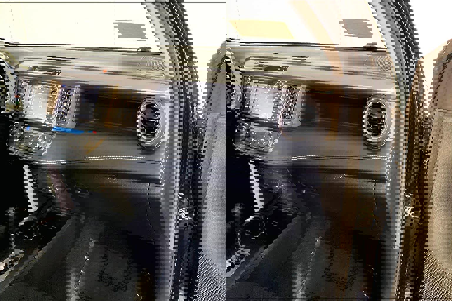 Used 2017 Toyota RAV4 XLE image 18