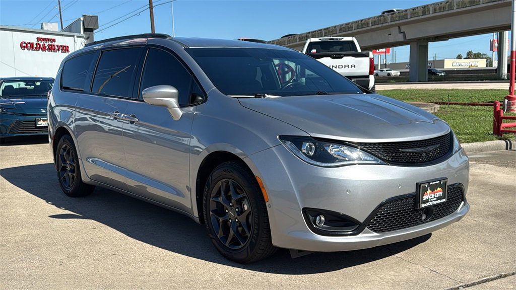 Used 2020 Chrysler Pacifica Touring-L Plus image 3