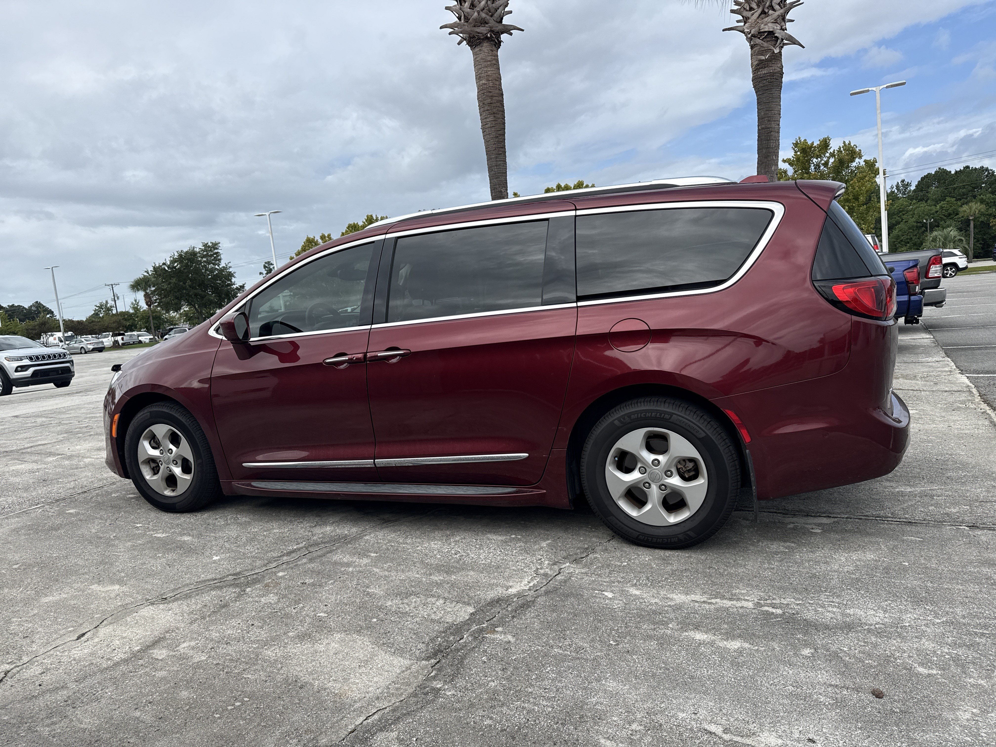 Used 2017 Chrysler Pacifica Touring-L Plus w/ Advanced Safetytec Group FWD image 6