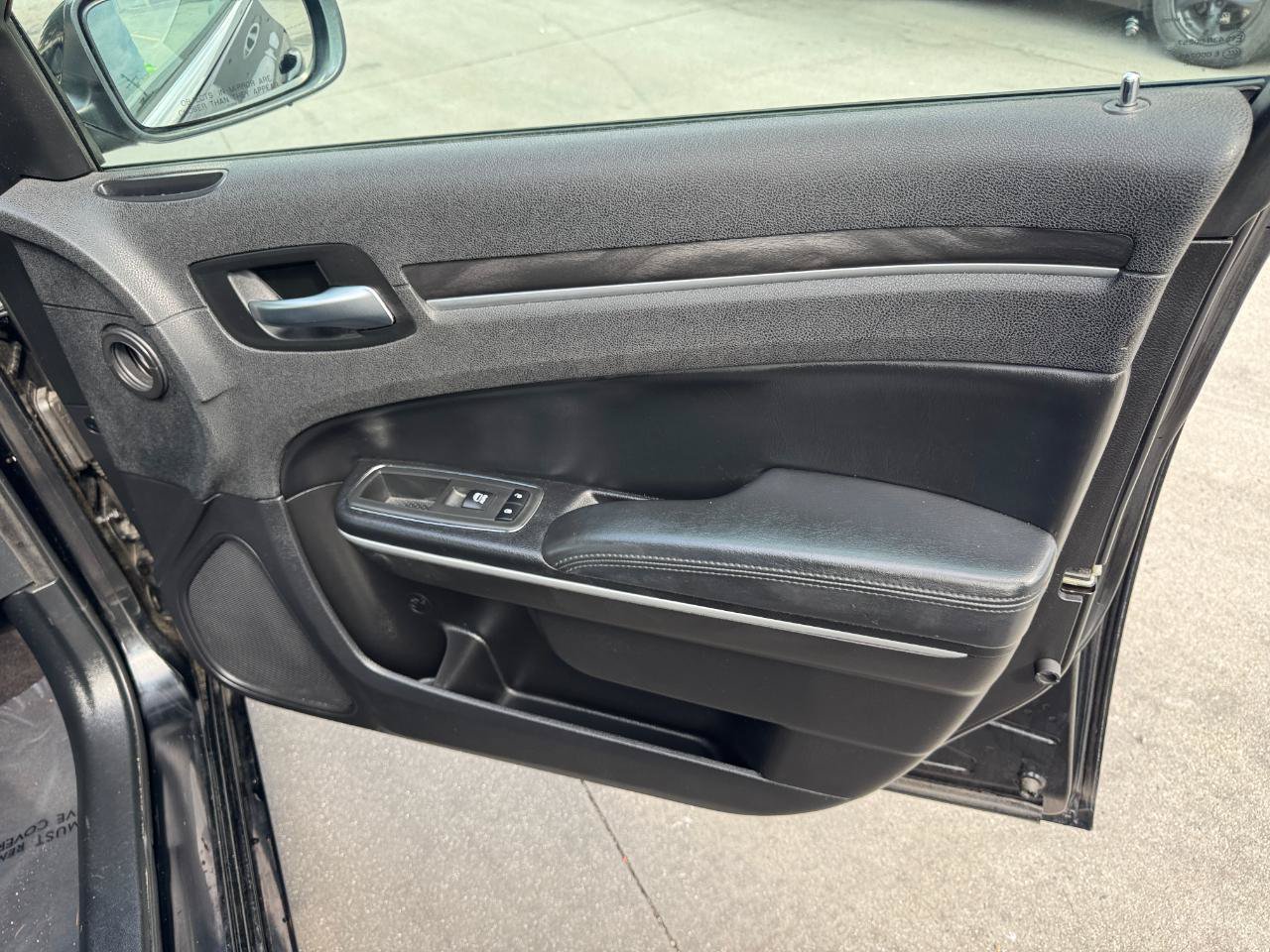 Used 2017 Chrysler 300 Limited RWD image 18