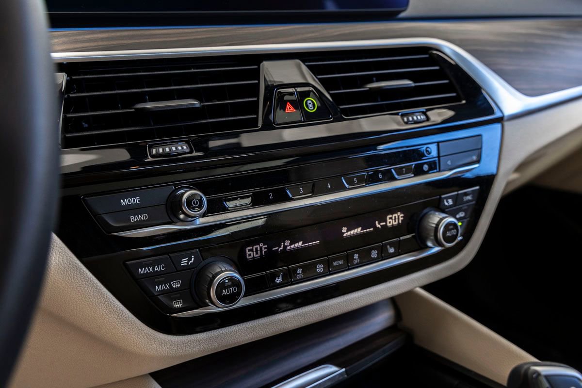 Certified 2023 BMW 530e w/ Premium Package image 18