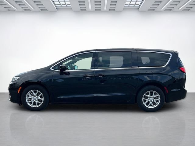 Used 2025 Chrysler Pacifica Select FWD image 7