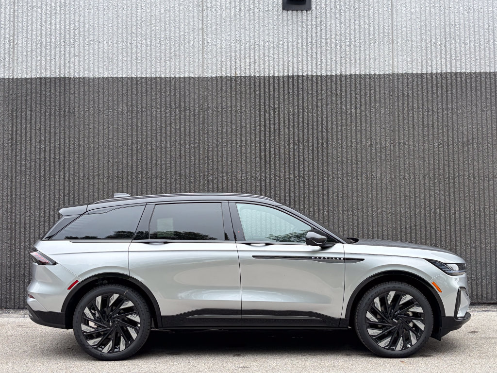 New 2026 Lincoln Nautilus Reserve w/ Jet Appearance Package AWD/4WD image 8