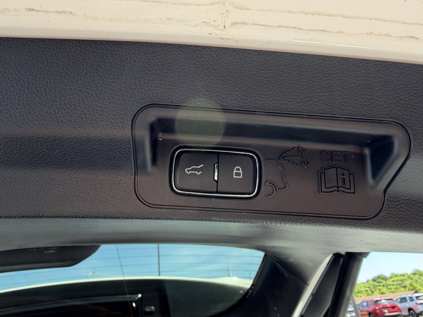 Used 2022 Ford Explorer XLT AWD/4WD image 9