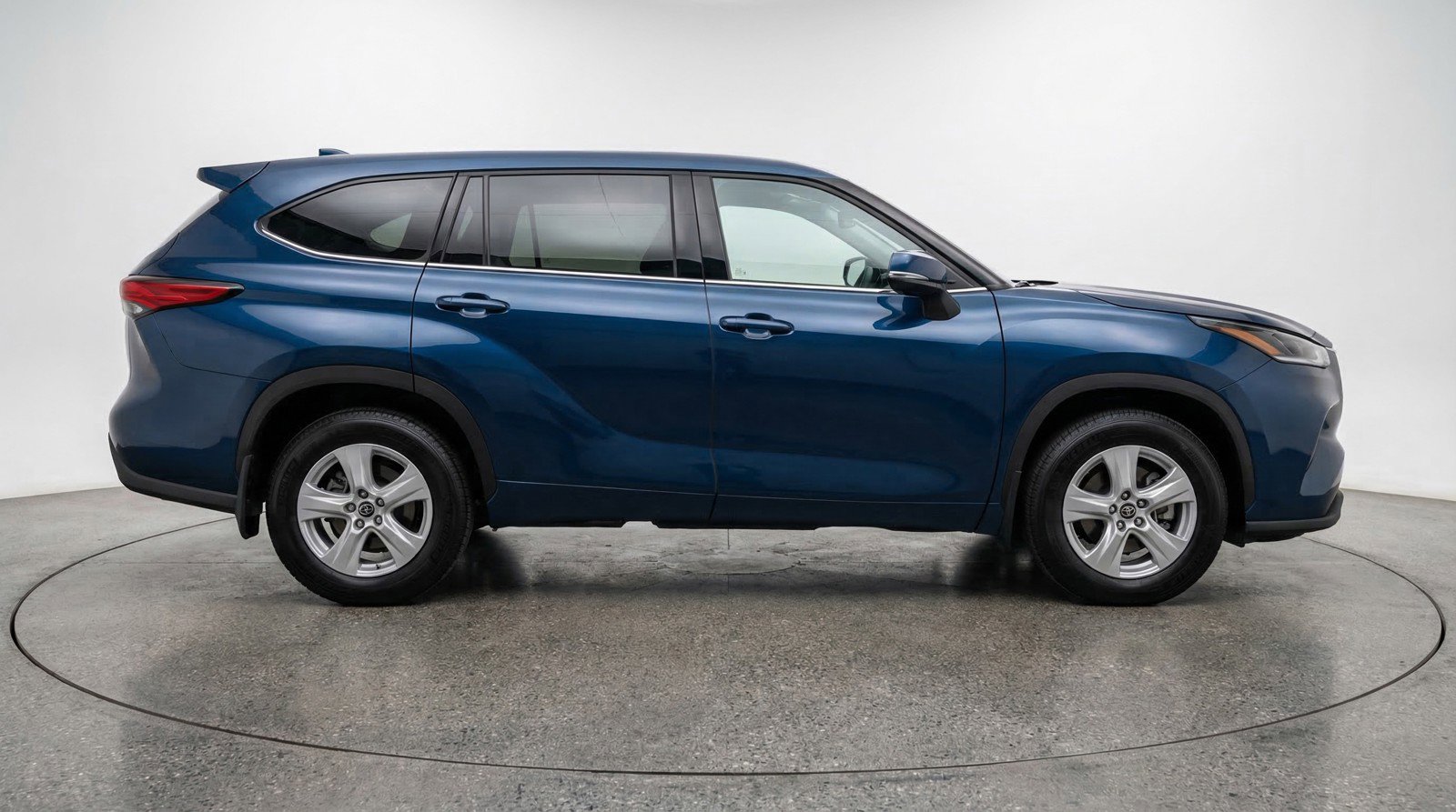 Used 2025 Toyota Highlander LE FWD image 11