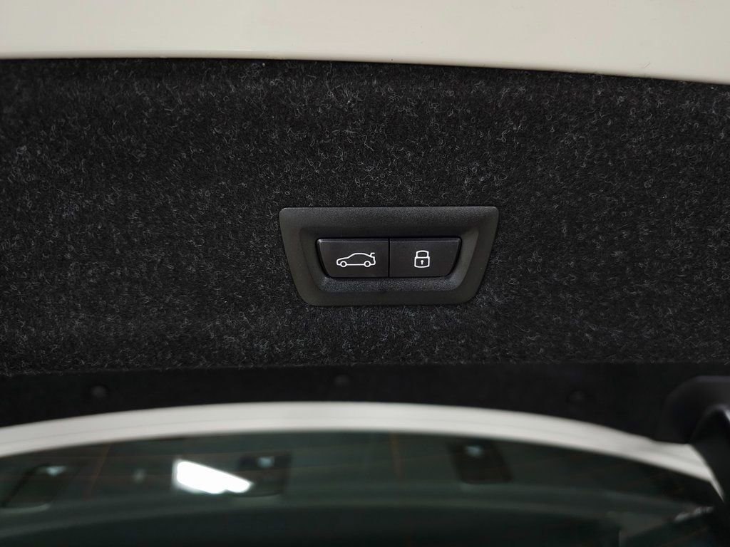 Used 2025 BMW 330i xDrive Sedan w/ Convenience Package image 9