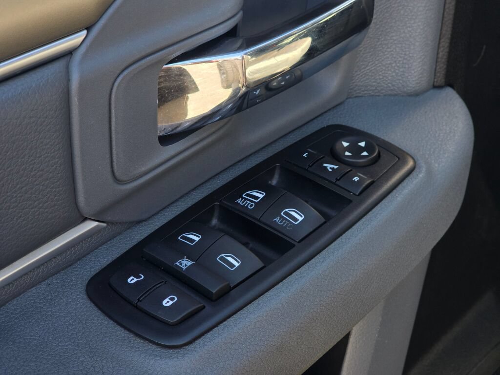 Used 2015 RAM 1500 Classic SLT w/ SLT Plus D←cor Group AWD/4WD image 18