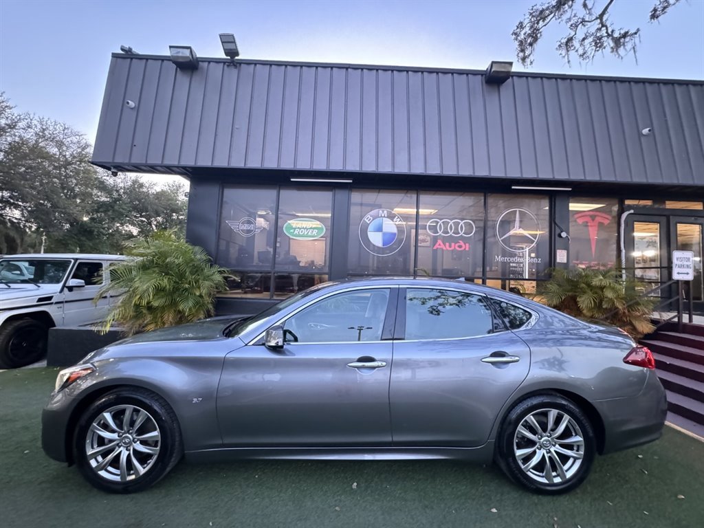 Used 2018 INFINITI Q70 Luxe image 11