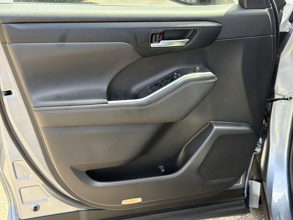 Used 2022 Toyota Highlander XLE FWD image 22