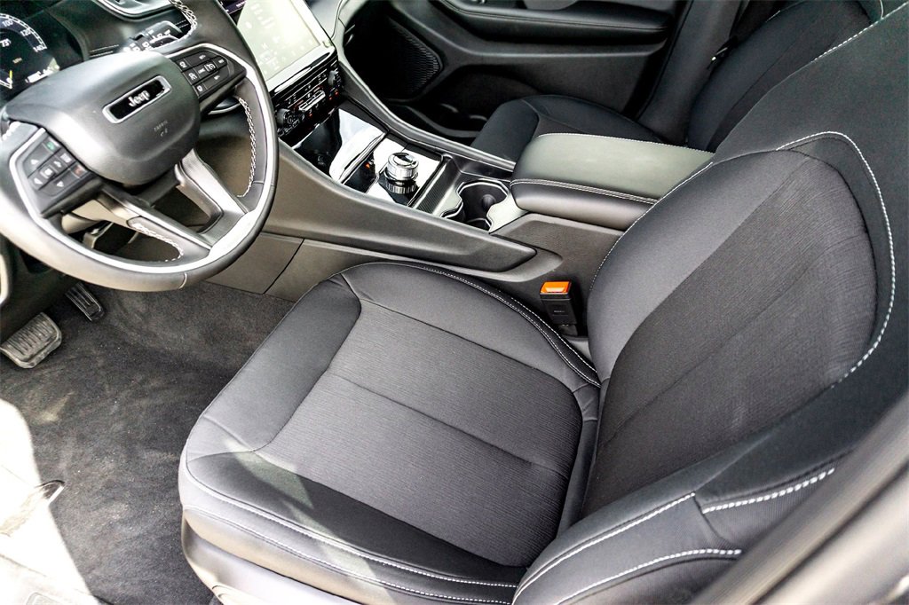 New 2025 Jeep Grand Cherokee Laredo w/ Luxury Tech Group I image 10