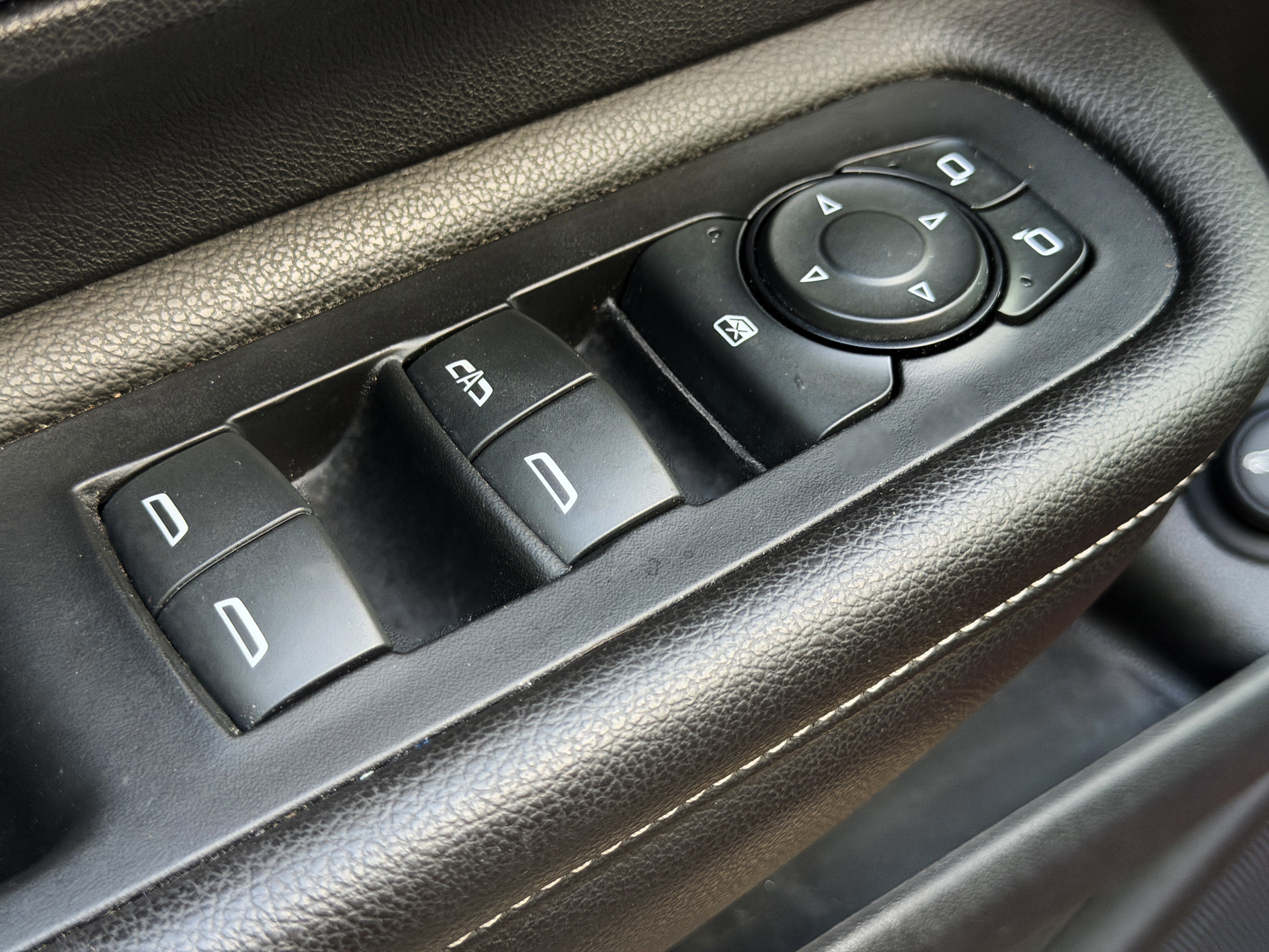 Used 2022 GMC Terrain SLT w/ Tech Package FWD image 5
