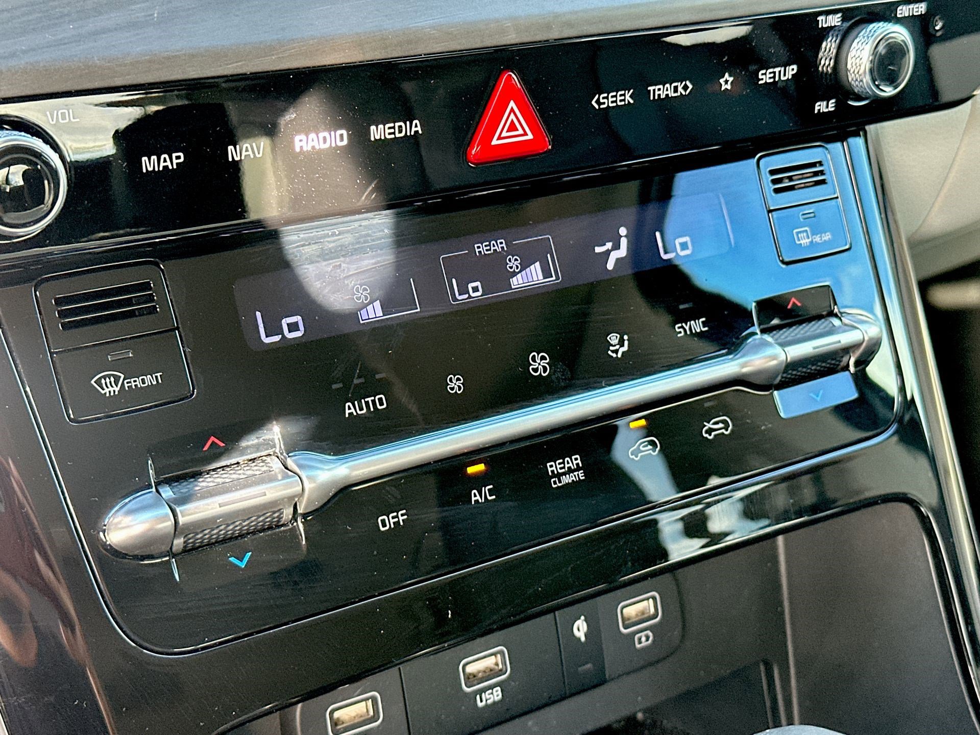 Used 2024 Kia Carnival EX image 16