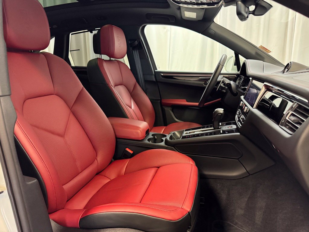 Certified 2025 Porsche Macan w/ Premium Package Plus AWD/4WD image 34