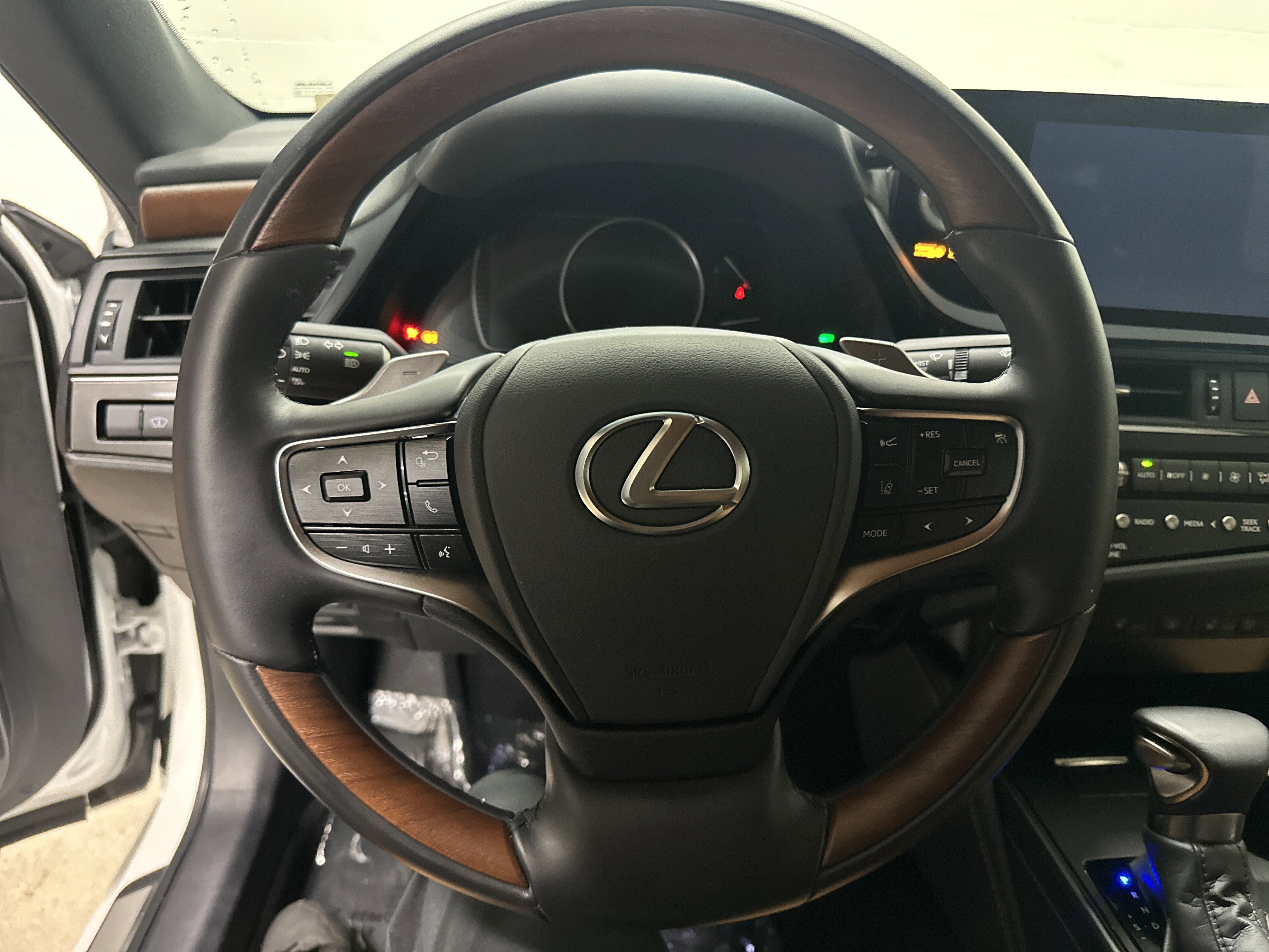Certified 2025 Lexus ES 350 Luxury w/ Accessory Package (Z1) image 18