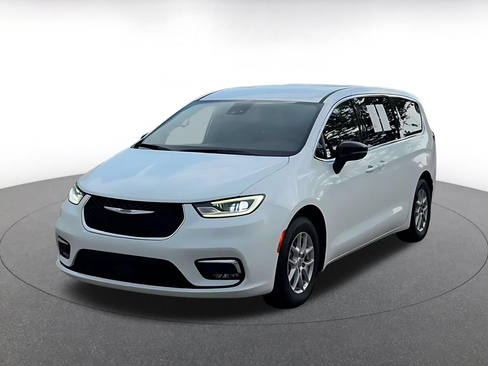 Used 2025 Chrysler Pacifica Select FWD image 6