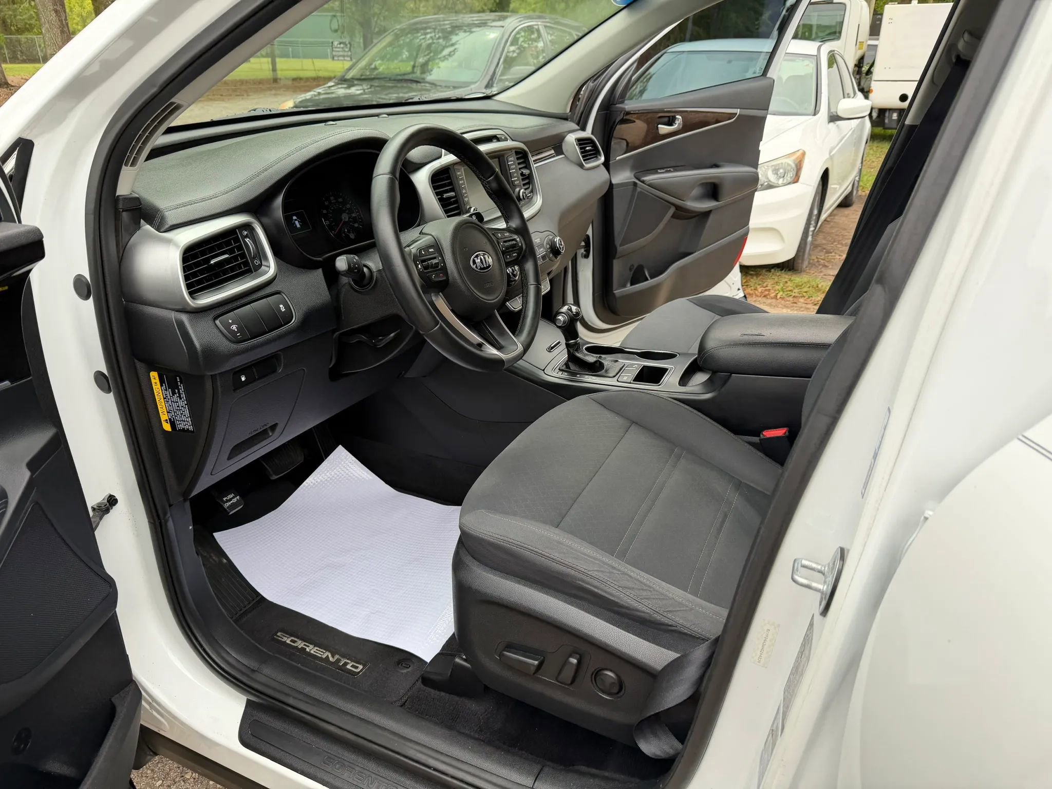 Used 2017 Kia Sorento LX w/ LX Convenience Package image 15