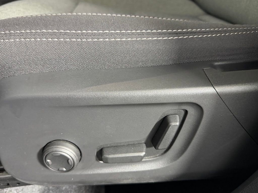 Used 2025 Volvo XC40 B5 Core image 23