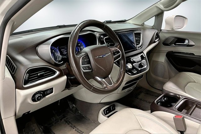 Used 2017 Chrysler Pacifica Touring-L image 15