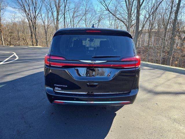 Used 2024 Chrysler Pacifica Touring-L FWD image 8
