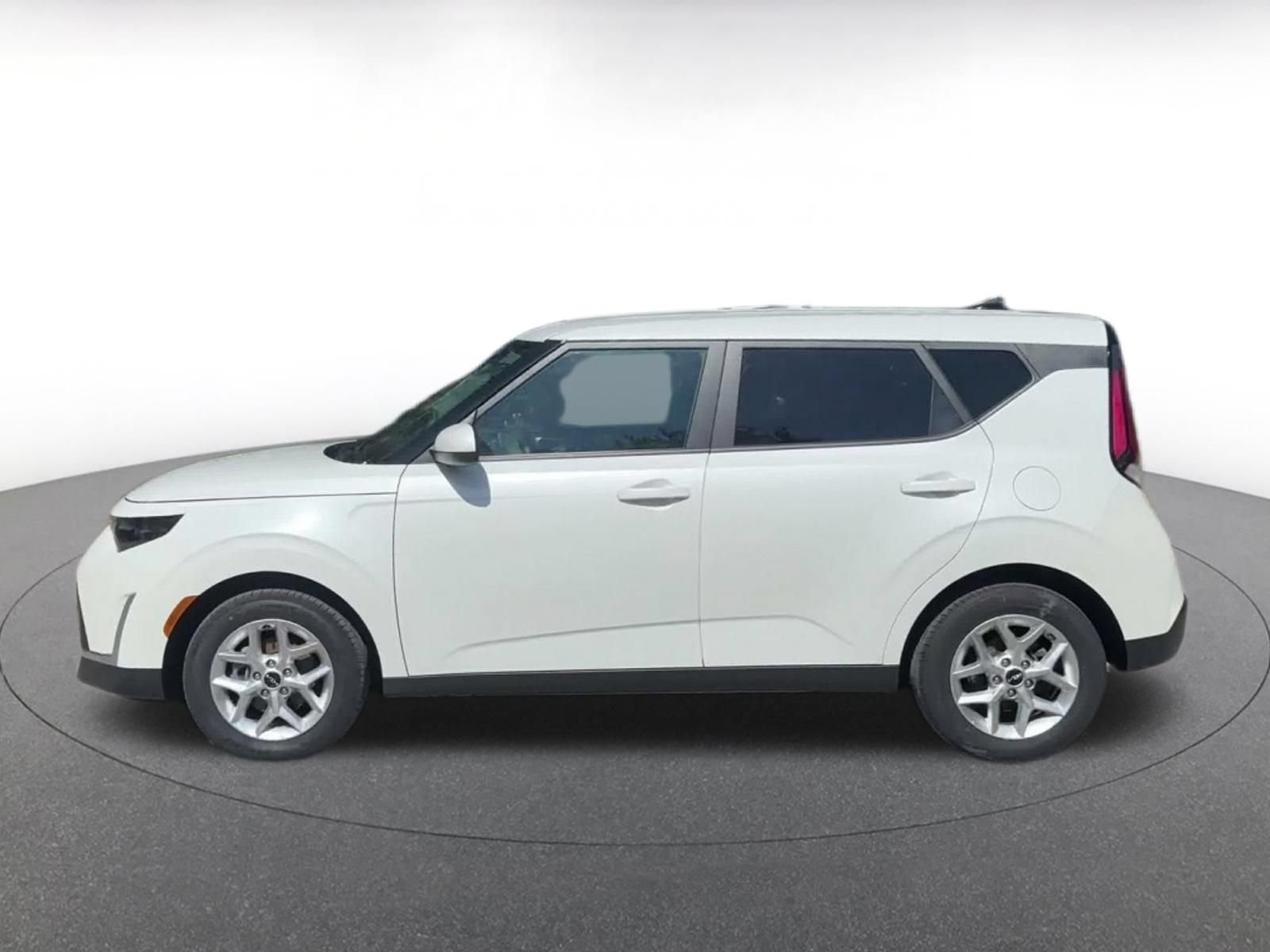 Used 2025 Kia Soul LX w/ LX Technology Package FWD image 8