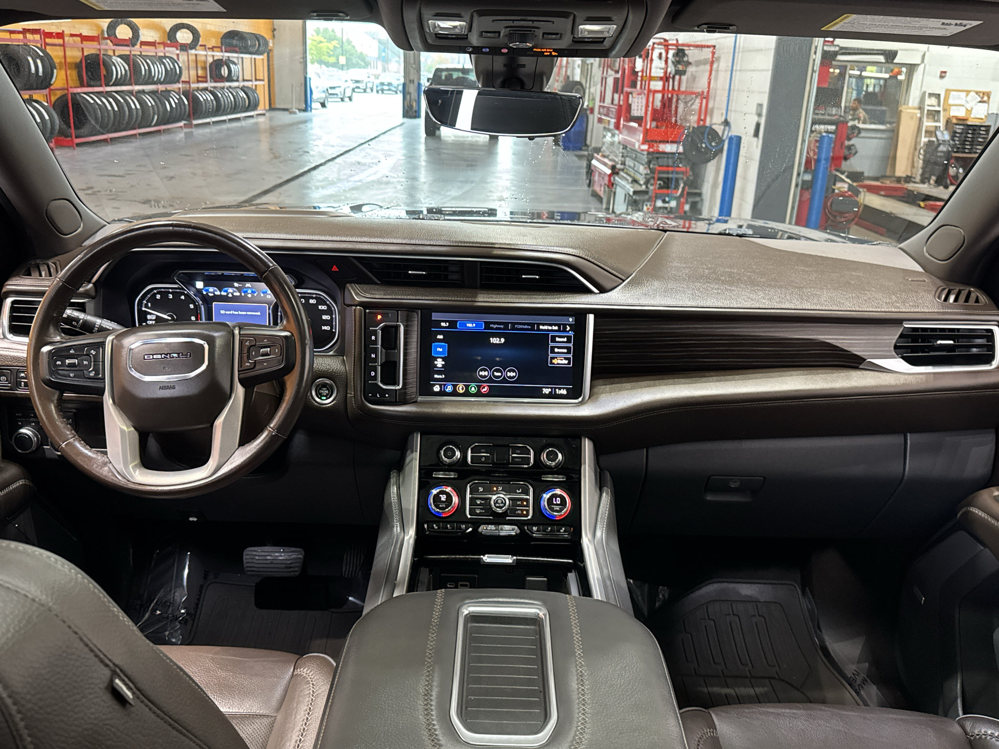 Used 2021 GMC Yukon XL Denali w/ Denali Premium Package AWD/4WD image 18