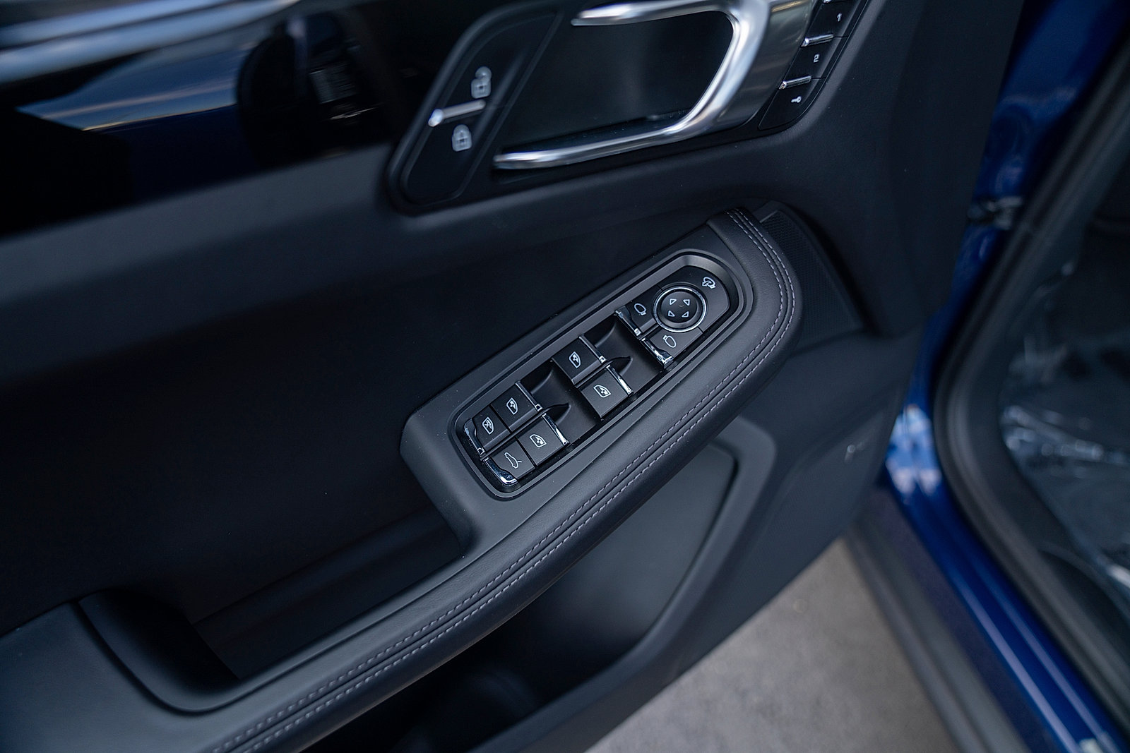 Certified 2025 Porsche Macan AWD/4WD image 18